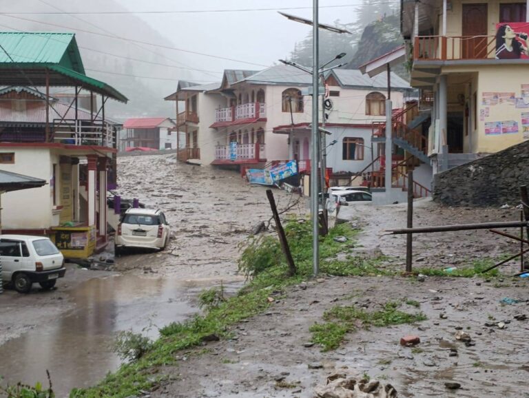 उत्तरकाशी में बादल फटने से तबाही, 20 से अधिक होटल-होमस्टे बहे, कई मजदूरों के दबे होने की आशंका