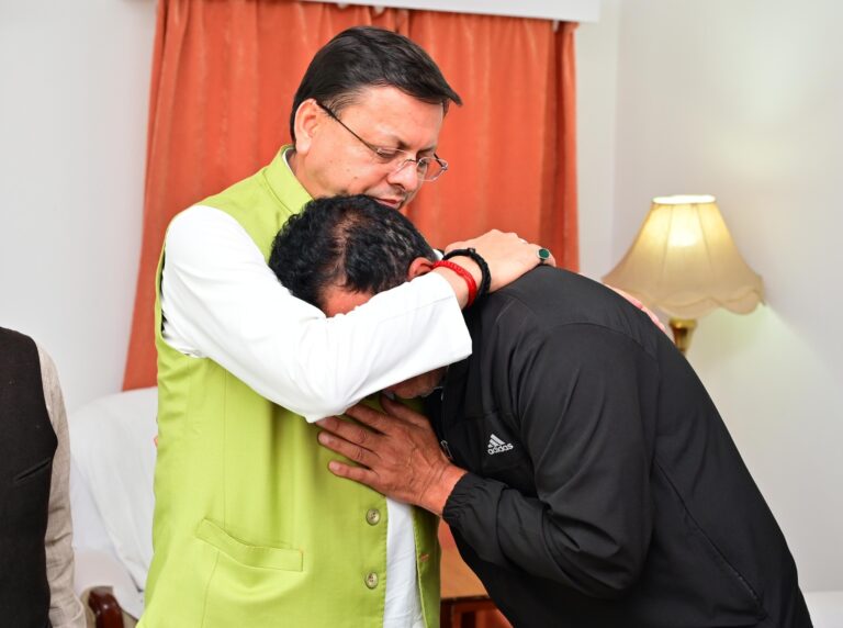 उत्तरकाशी आपदा: ग्राउंड ज़ीरो पर पहुंचे मुख्यमंत्री धामी प्रभवित लोगो से मिले तो उनकी आँखे भी नम हो गई