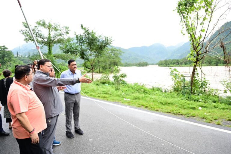 मुख्यमंत्री धामी ने अतिवृष्टि से प्रभावित देहरादून के मालदेवता क्षेत्र एवं केसरवाला का किया स्थलीय निरीक्षण