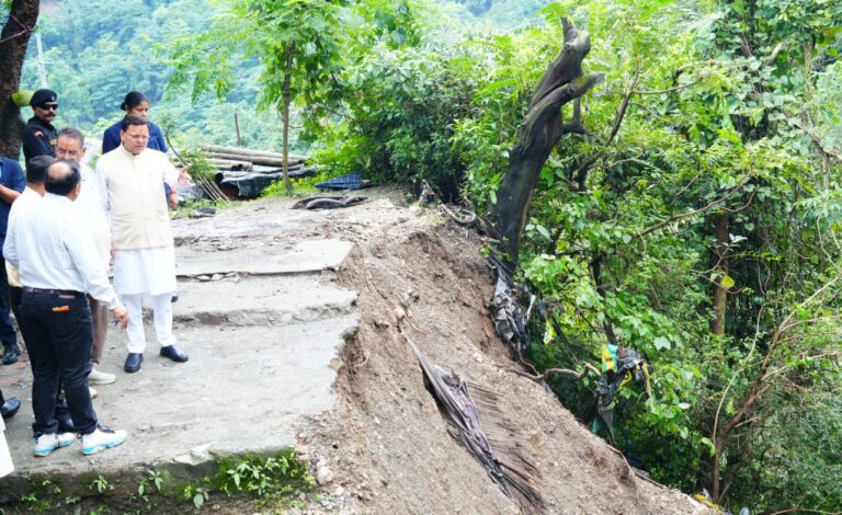 सड़कों की शीघ्र मरम्मत तथा लोगों के आवागमन हेतु वैकल्पिक व्यवस्थाएं तत्काल प्रभाव से सुनिश्चित की जाएं: मुख्यमंत्री