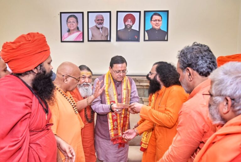 अखाड़ा परिषद ने आपदा राहत में निभाई अग्रणी भूमिका, मुख्यमंत्री ने किया संत समाज के योगदान का अभिनंदन