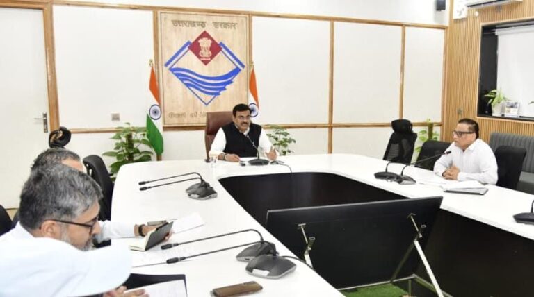 मुख्य सचिव आनन्द बर्द्धन ने सोमवार को सचिवालय में विभागों के कार्ययोजनाओं की समय सीमा की निर्धारित