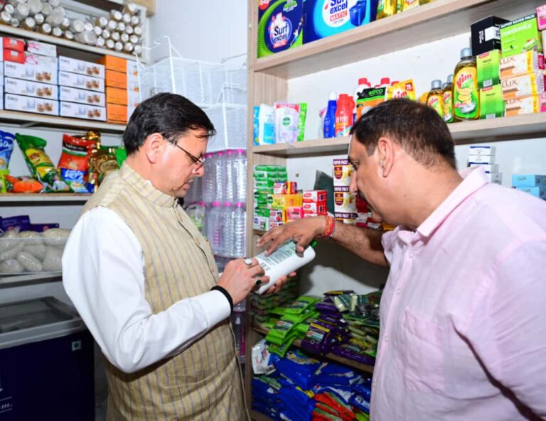 GST उत्सव के तहत सीएम धामी ने किया बाजार भ्रमण