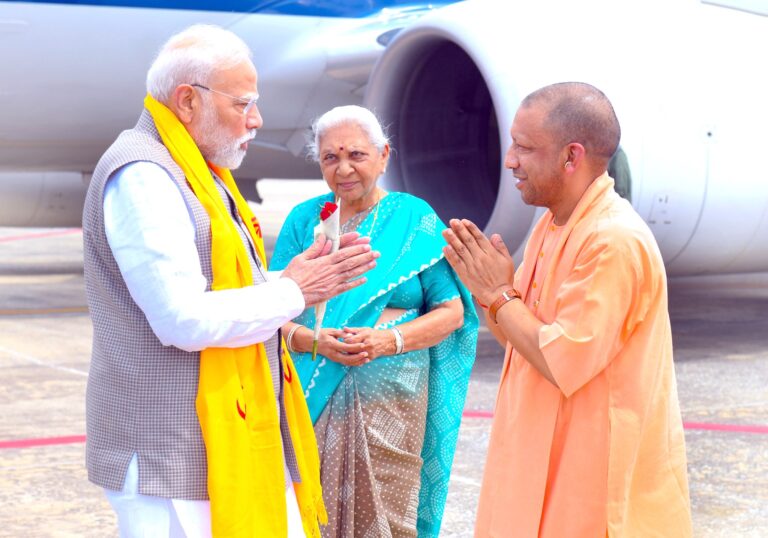 प्रधानमंत्री नरेंद्र मोदी गुरुवार को अपने 52वें दौरे पर काशी पहुंचे।