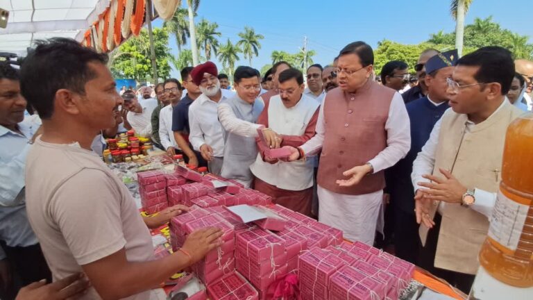 मुख्यमंत्री धामी ने अखिल भारतीय किसान मेले में की शिरकत, चखी अल्मोड़ा की बाल मिठाई, किसानों को किया संबोधित