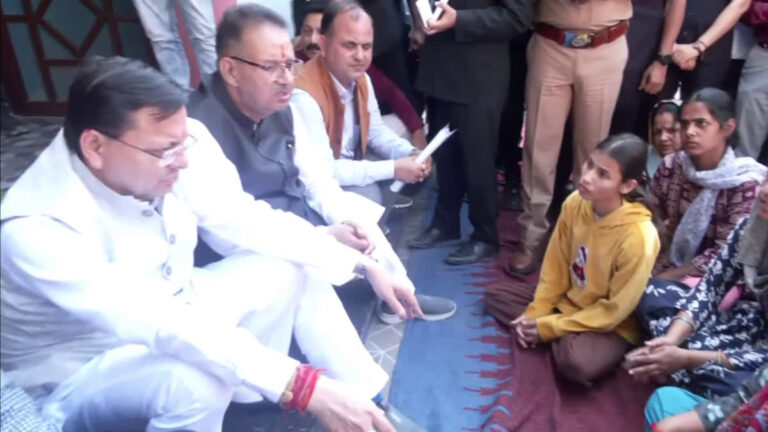 दीपावली पर आपदा प्रभावितों के बीच पहुंचे सीएम धामी, हर संभव मदद का दिया आश्वासन