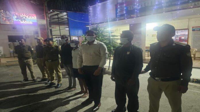 कोटद्वार में विवाद सुलझाने गई पुलिस टीम पर हमला, 10 महिलाओं समेत 14 गिरफ्तार