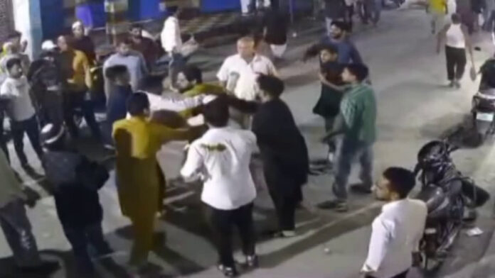 साइकिल से टक्कर लगने पर शख्स ने बच्ची पर बरसाए थप्पड़, घटना के बाद जमकर चले लाठी डंडे