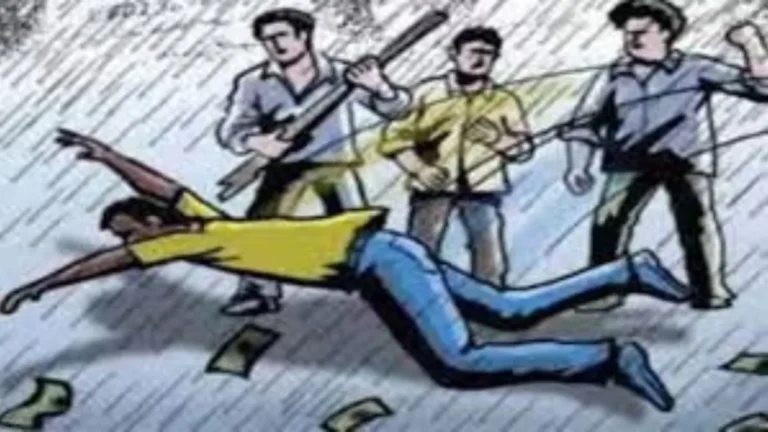 मॉडिफाइड साइलेंसर से पटाखे फोड़ने से मना किया तो पुलिसकर्मियों को पीटा, 2 महिला समेत 4 पर केस दर्ज