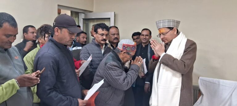 मुख्यमंत्री पुष्कर सिंह धामी मुनस्यारी पहुंचे, जनता और जवानों से किया आत्मीय संवाद