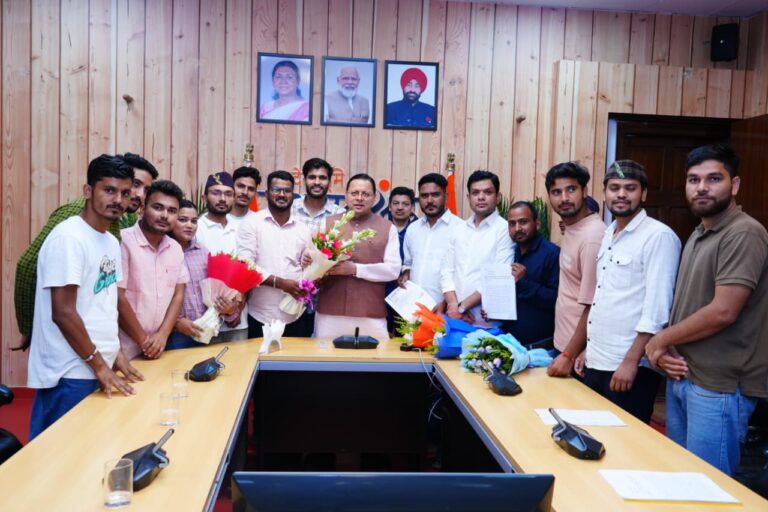 मुख्यमंत्री पुष्कर सिंह धामी से बेरोजगार संघ के प्रतिनिधिमंडल ने की भेंट, परीक्षा रद्द होने पर जताया आभार