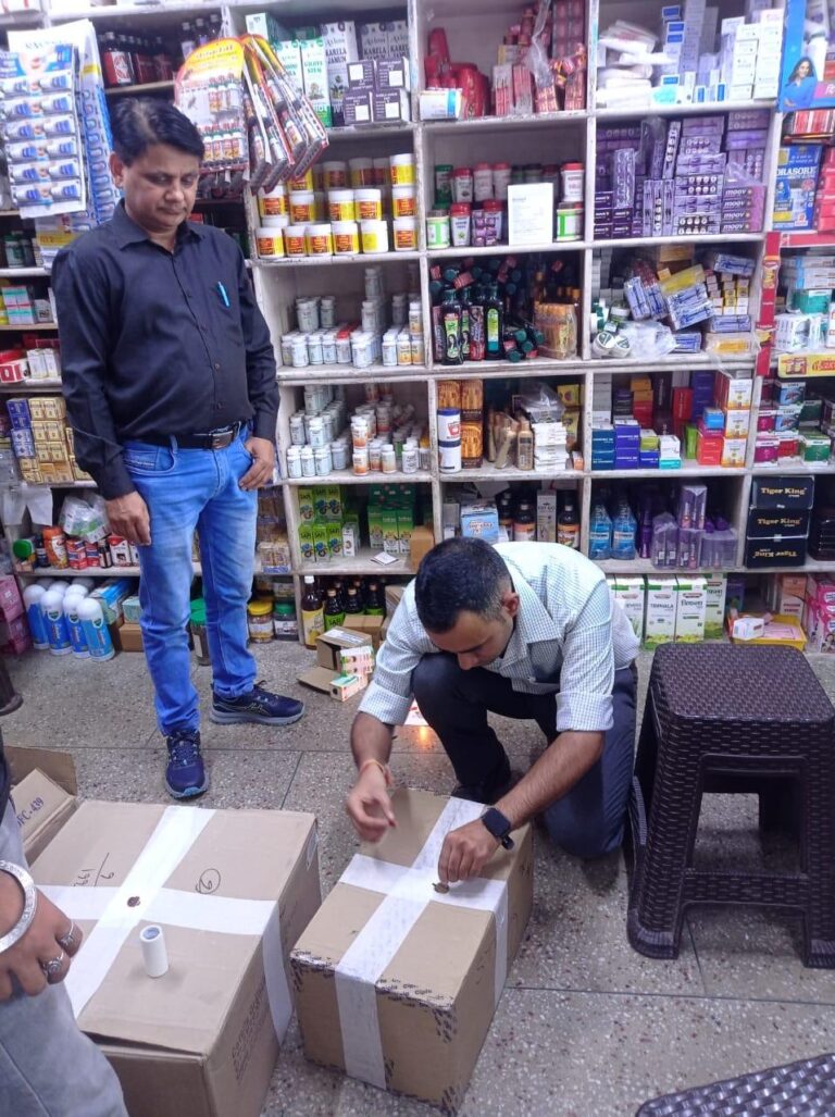बच्चों की सुरक्षा पर मुख्यमंत्री धामी के सख्त निर्देश – कफ सिरप बिक्री पर statewide निगरानी, 350 से अधिक सैंपल लिए गए, दर्जनों मेडिकल स्टोर्स के लाइसेंस रद्द