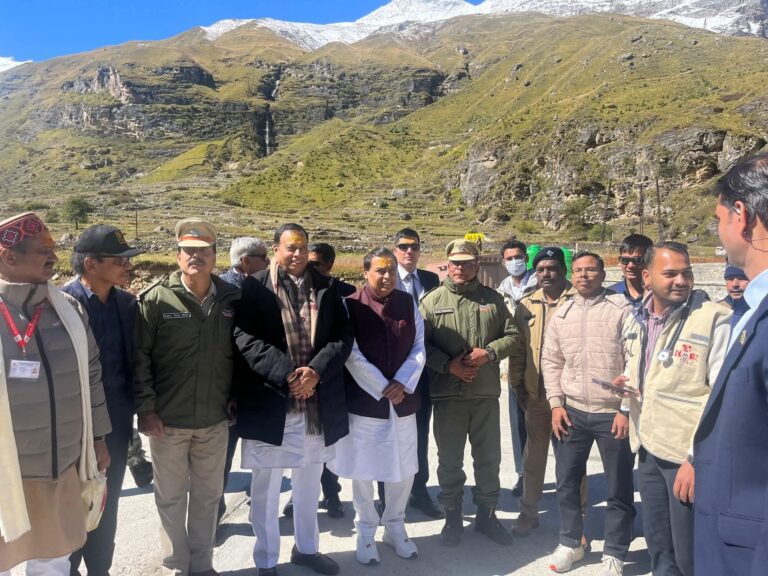 बद्री-केदार धाम पहुंचे मुकेश अंबानी, की विशेष पूजा-अर्चना