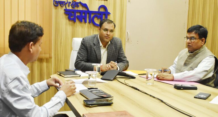 मानसून के बाद सड़कों को गड्ढा मुक्त बनाने के निर्देश — जिलाधिकारी गौरव कुमार ने की समीक्षा बैठक