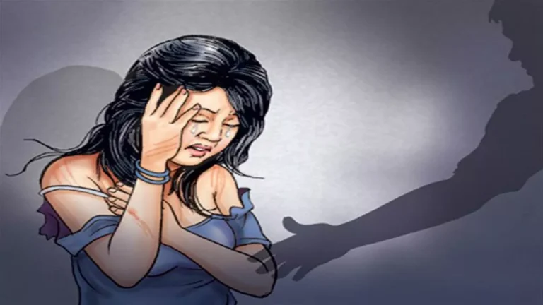 स्कूल से लौट रही छात्राओं से छेड़छाड़, बेकरी के अंदर ले जाने की कोशिश