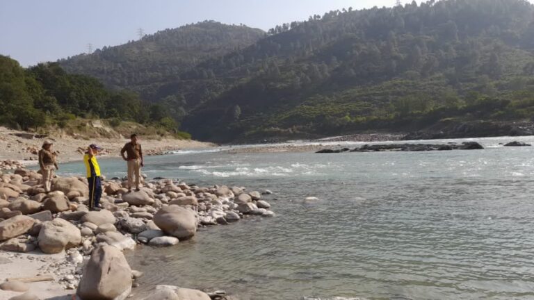 कीर्तिनगर में बड़ा हादसा, अलकनंदा में डूबे महिला और पुरुष, सर्च अभियान जारी