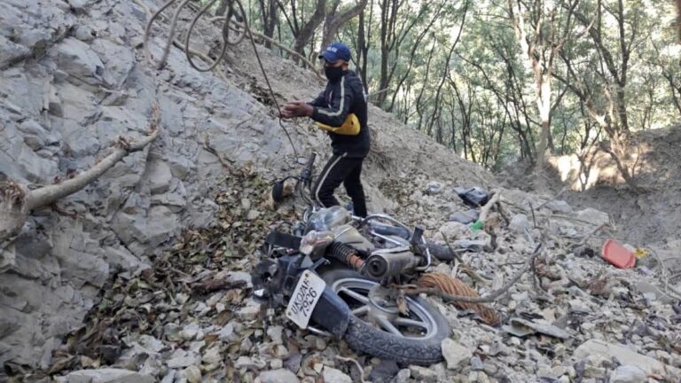 मसूरी में दर्दनाक सड़क हादसा, गहरी खाई में गिरी बाइक, पिता की मौत, बेटा गंभीर घायल