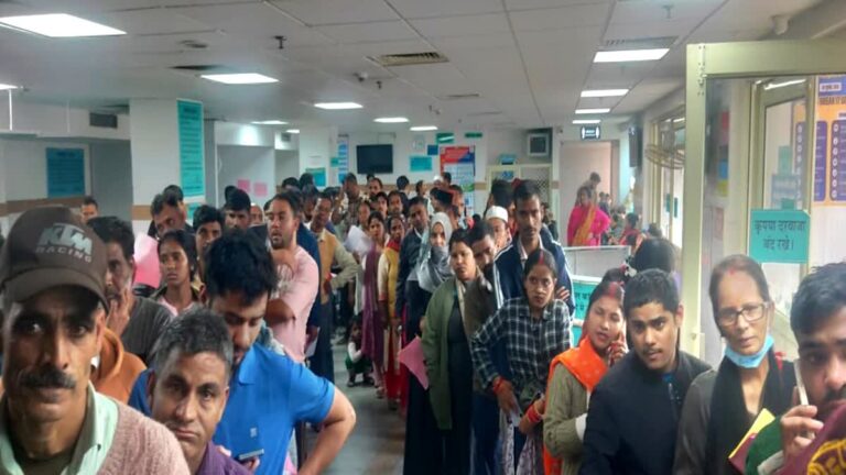 उपनल कर्मियों की हड़ताल से दून अस्पताल में चरमराई व्यवस्थाएं, OPD के बाद इमरजेंसी में भी लगी लंबी लाइन
