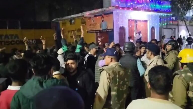 प्रतिबंधित पशु के अवशेष मिलने से हल्द्वानी में बवाल, पथराव और तोड़फोड़ के बाद पुलिस ने भांजी लाठियां