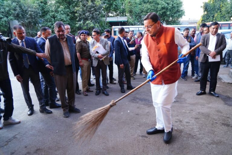 बड़ी खबर-(देहरादून) मुख्यमंत्री धामी का आईएसबीटी में औचक निरीक्षण, गंदगी देखकर खुद उठाई झाड़ू