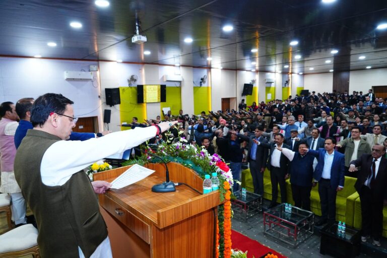 मुख्यमंत्री पुष्कर सिंह धामी ने संविधान दिवस के अवसर पर आयोजित कार्यक्रम में भारत के संविधान की उद्देशिका की शपथ दिलाई