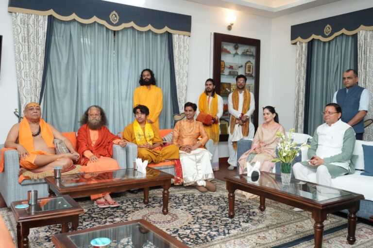 संत समाज ने मुख्यमंत्री धामी को दिया आशीर्वाद — ‘देवभूमि के धर्म-संरक्षक’ की उपाधि