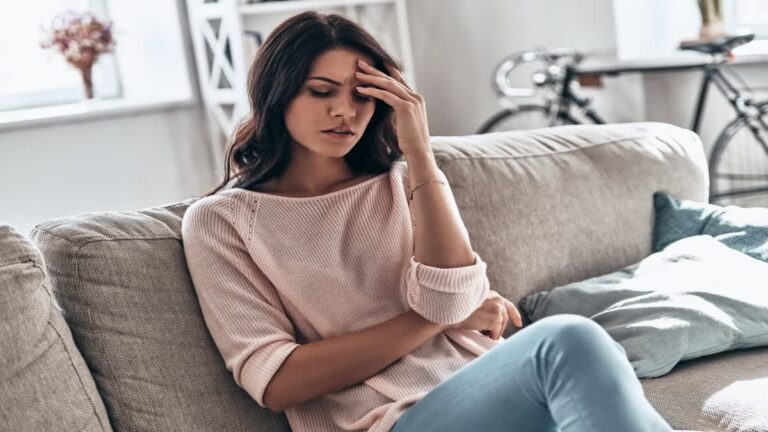बार-बार क्यों होता है सिरदर्द? जानें नेचुरल तरीके से सिरदर्द से छुटकारा कैसे पाएं