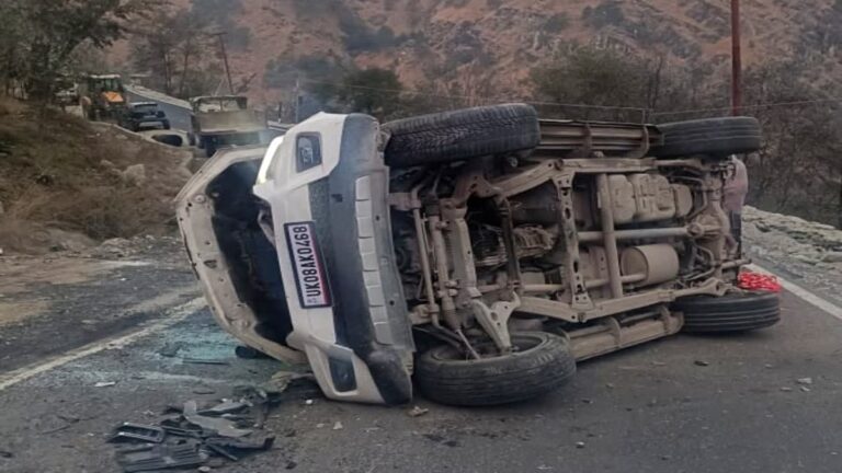 चमोली में औली घूमने आए छात्रों की स्कॉर्पियो अनियंत्रित होकर पलटी, मची चीख पुकार