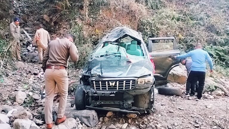 भवाली-कैंची धाम मार्ग पर बड़ा हादसा,खाई में गिरी स्कार्पियो_ दो महिलाओं समेत तीन की मौत रेस्क्यू जारी