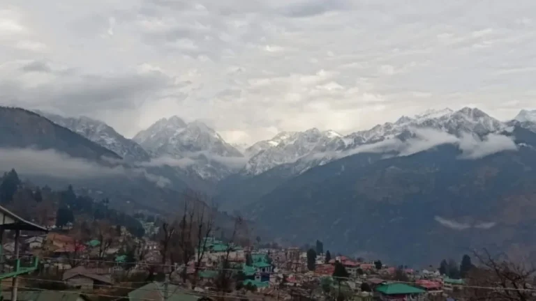 Uttarakhand Weather: आज पहाड़ों में बारिश-बर्फबारी के आसार, मैदानों में घने कोहरे का येलो अलर्ट