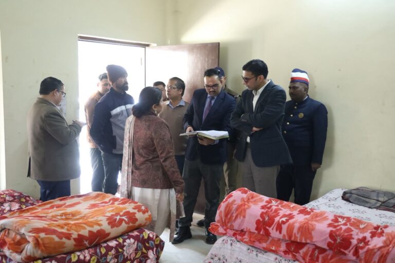 डीएम ने परखी रेनबसेरों की व्यवस्था; नगर निगम को दिए आवश्यक दिशा-निर्देश