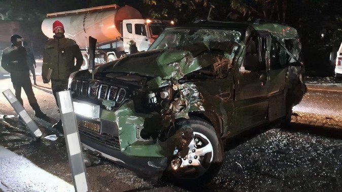 Dehradun Accident: आर्मी का वाहन सड़क किनारे खड़े सीमेंट मिक्सर ट्रक से भिड़ा, चार सैन्य कर्मी घायल