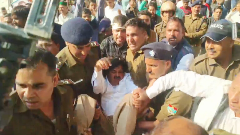 देहरादून में कांग्रेस रैली पर भाजपा का तंज: “खोदा पहाड़ निकली चुहिया”, बैनर विवाद पर भी चेतावनी