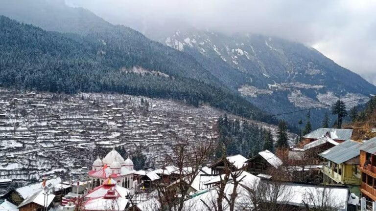 उत्तराखंड में बदला मौसम, बदरीनाथ-हेमकुंड में बर्फबारी से बढ़ी ठंड