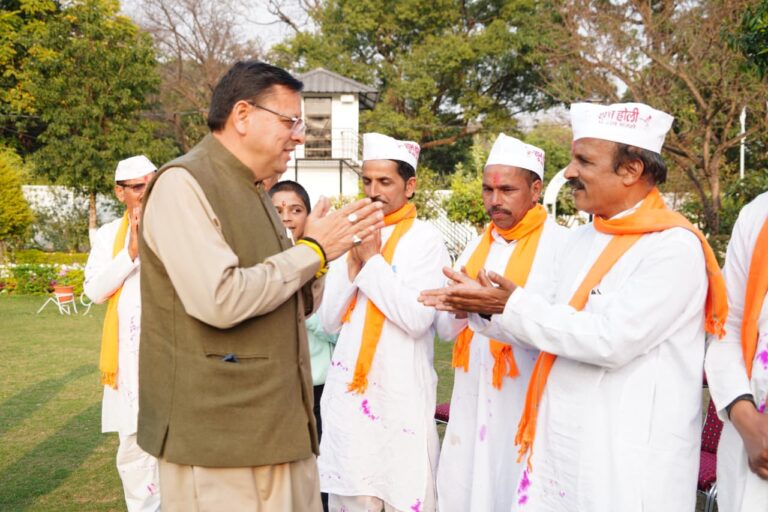 मुख्यमंत्री आवास में गूंजी कुमाऊँनी होली चंपावत से आए होल्यार