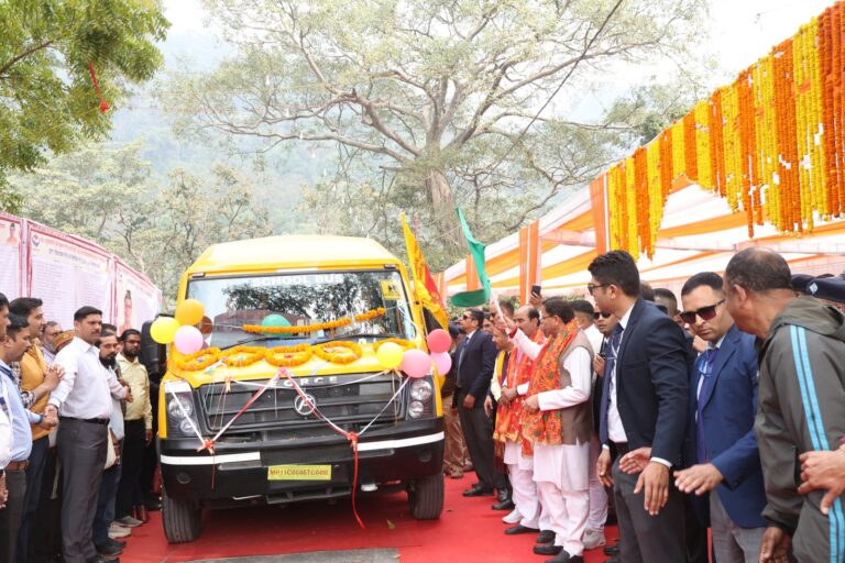 CSR से दो वाहन रवाना | सीएम धामी ने दिखाई हरी झंडी