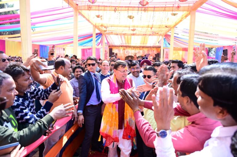 काशीपुर रंगोत्सव में उमड़ा जनसैलाब, सीएम धामी पर हुई पुष्पवर्षा