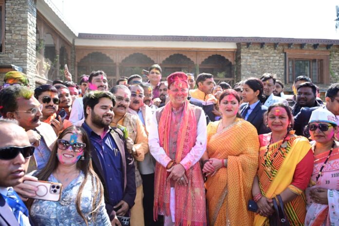 सीएम आवास में सजी पारंपरिक होली, लोकधुनों से गूंजा माहौल