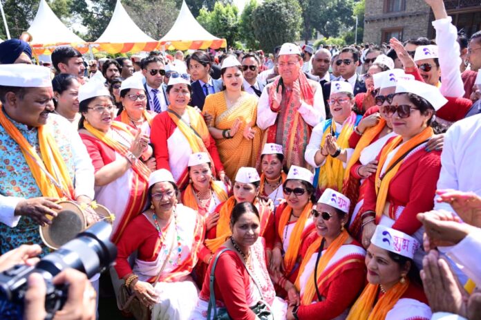 सीएम आवास में गढ़वाल-कुमाऊं की होली, लोकधुनों पर झूमे कलाकार