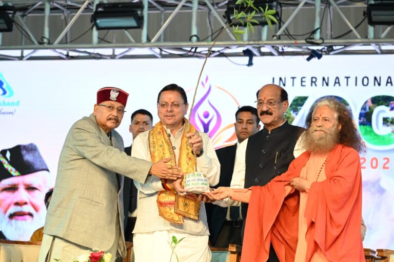 ऋषिकेश बना विश्व की योग राजधानी, अंतरराष्ट्रीय योग महोत्सव शुरू