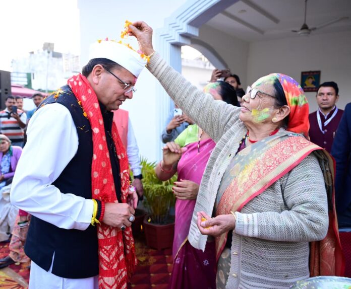 खटीमा में सीएम धामी के आवास पर सजी पारंपरिक होली, लोकगीतों पर झूमे होल्यार