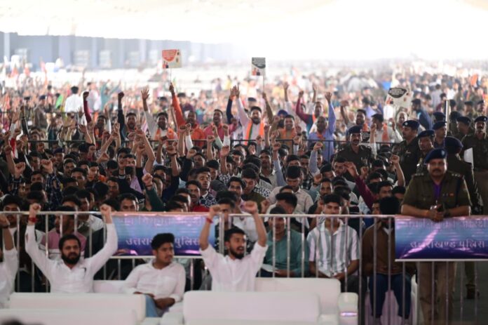 टिहरी लेक फेस्टिवल में इस बार ‘Himalayan O₂’ थीम के साथ पर्यावरण संरक्षण का संदेश दिया जा रहा है। मुख्यमंत्री पुष्कर सिंह धामी ने कहा कि बड़े आयोजनों के साथ पर्यावरण जागरूकता को जोड़ा जा रहा है।