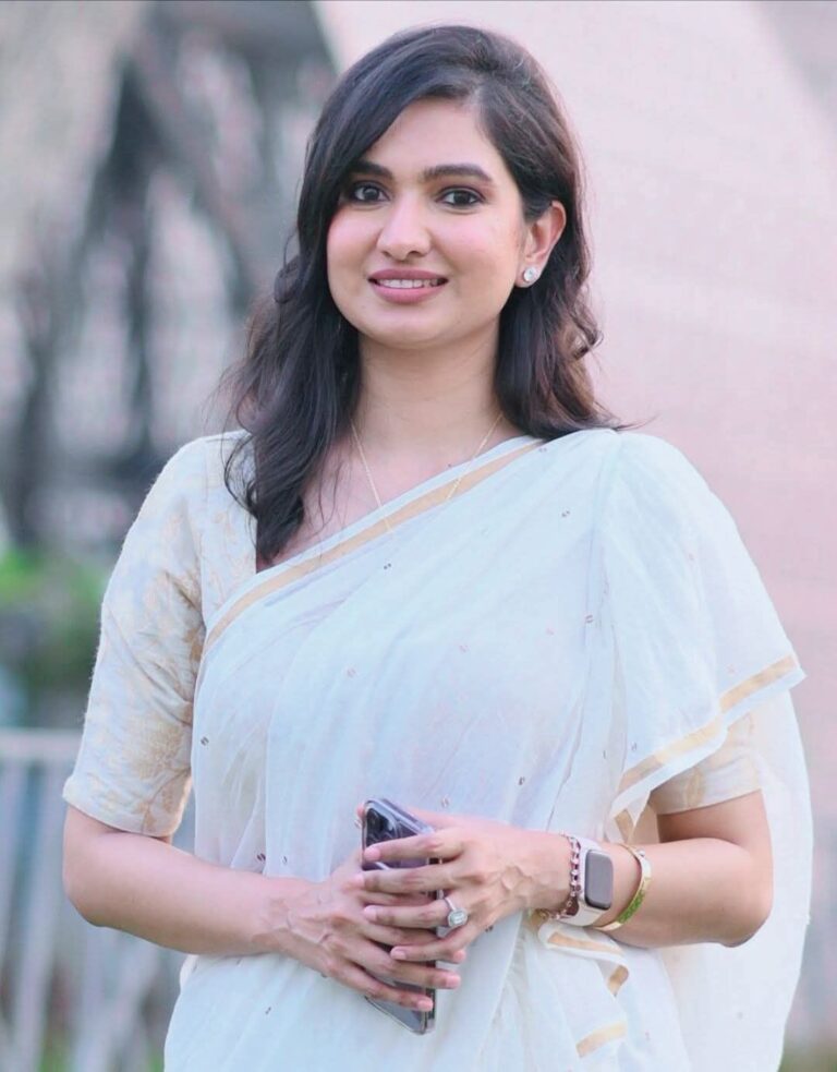 कौन हैं सोफिया फिरदौस