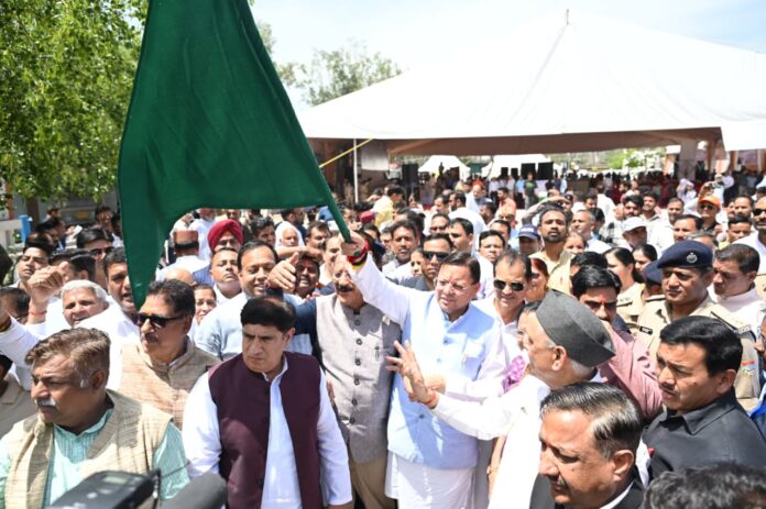 ऋषिकेश से चारधाम यात्रा की शुरुआत, सीएम धामी ने बसों को दिखाई हरी झंडी