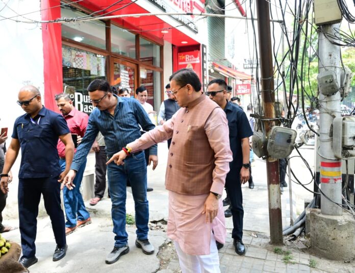 हेल्पलाइन शिकायत पर सीएम धामी एक्शन, अधिकारियों को लगाई फटकार