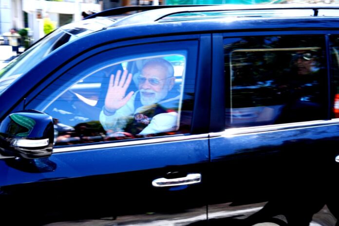 देवभूमि में PM मोदी का मेगा रोड शो: 12 KM तक उमड़ा जनसैलाब, बोले- “यहां से मिलती है ऊर्जा