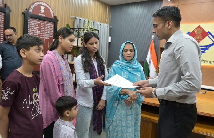 1 बेटी खोई, कर्ज में डूबी मां… फिर देवदूत बनकर आए DM – पूरी कहानी पढ़कर भावुक हो जाएंगे