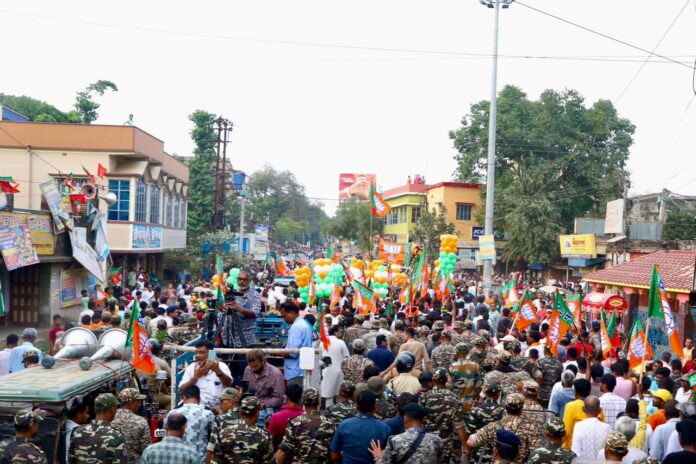 बंगाल में चुनावी जंग: ‘शब्द प्रहार’ के बीच हिंसा का साया