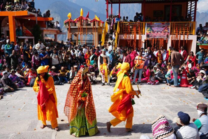 दिल्ली से राहत की उम्मीद लेकर देहरादून पहुंचे लोगों को इस बार मौसम ने निराश कर दिया। दिल्ली में जहां तापमान 44°C के पार पहुंच गया