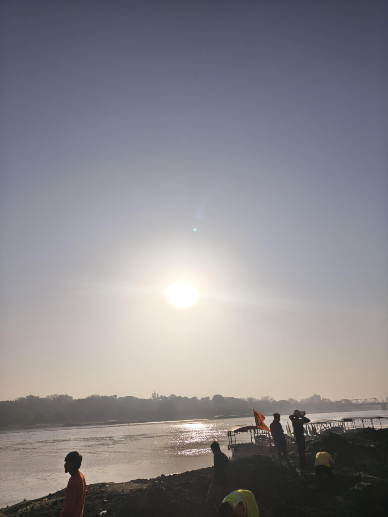 वृंदावन में नाव पलटी, 10 की मौत, कई लापता भक्ति के माहौल में अचानक मचा कोहराम… कुछ ही मिनटों में खुशी मातम में बदल गई 